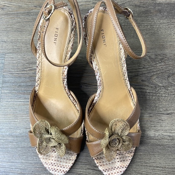 FIONI Women’s Tan wedge heel with flower and ankle strap, size 9.5 - Picture 6 of 9